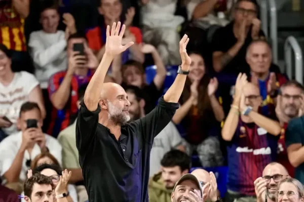 Pep Guardiola dans les tribunes du Palau Blaugrana lors du match de basket entre le Barça et l'Olympiacos.