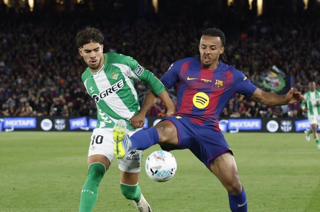 Raphinha sous le maillot du Barça sur un terrain de football.