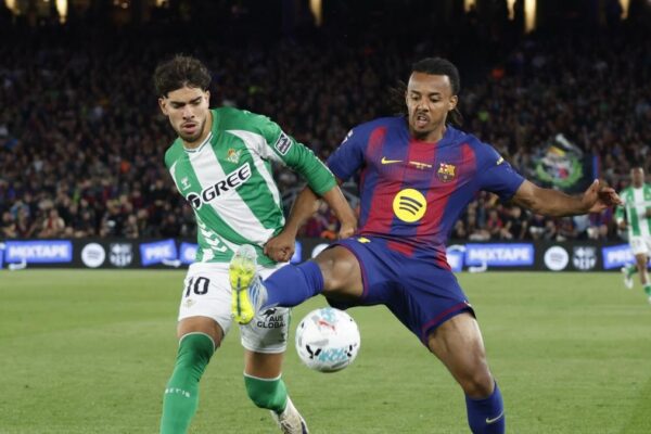 Raphinha sous le maillot du Barça sur un terrain de football.