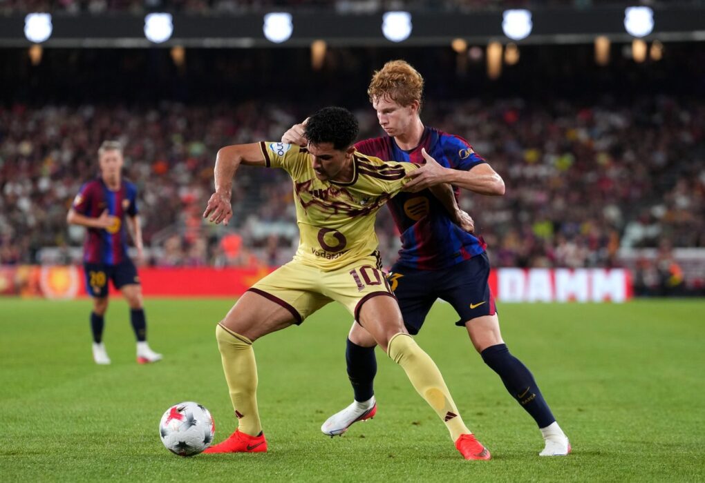 Jordi Pesquer, jeune latéral gauche du Barça suivi par Hansi Flick.