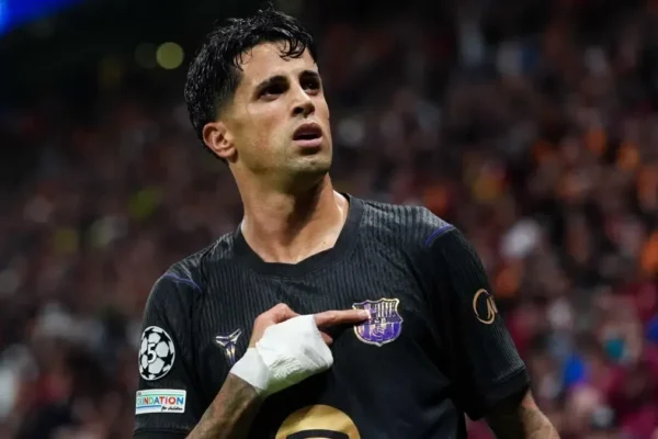 Hansi Flick, qui doit recomposer la défense du Barça avant le déplacement à Paris.