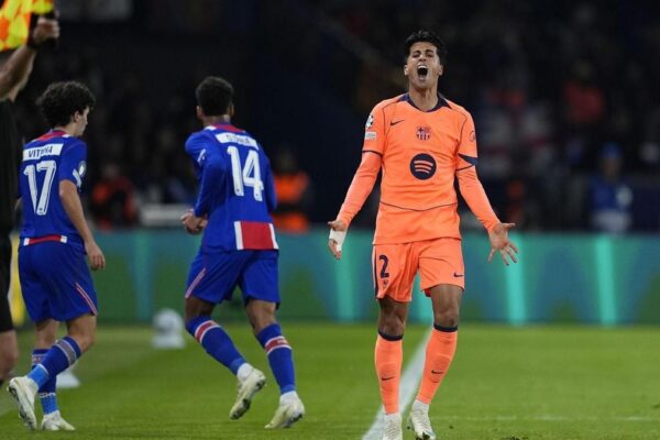 João Cancelo sous le maillot du Barça sur un terrain de football.