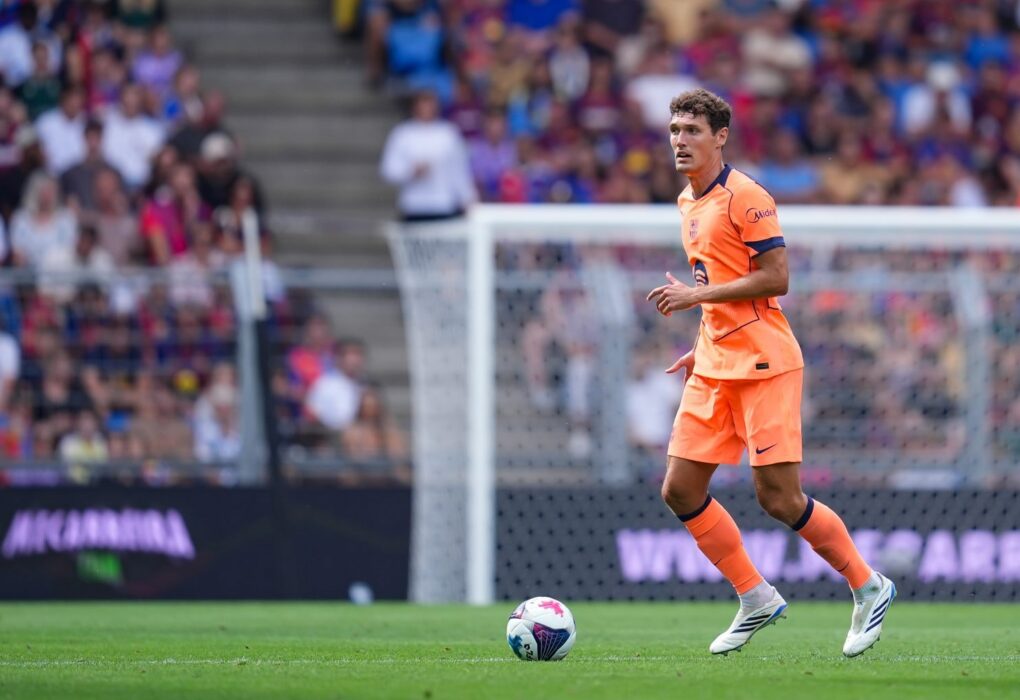 Andreas Christensen, défenseur du FC Barcelone, sur un terrain de football.