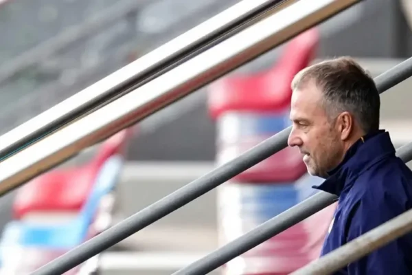 Hansi Flick, entraîneur du Barça, s’exprime sur le positionnement collectif de son équipe.