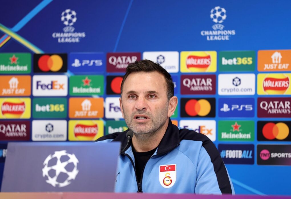 Okan Buruk, entraîneur de Galatasaray, lors du match de Ligue des Champions face au Barça.