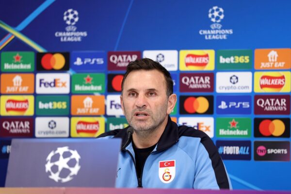 Okan Buruk, entraîneur de Galatasaray, lors du match de Ligue des Champions face au Barça.