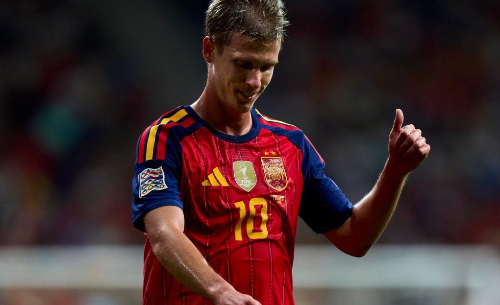 Dani Olmo, milieu du Barça, lors d'une conférence de presse avec la sélection espagnole.