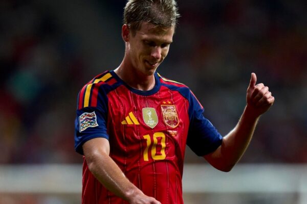 Dani Olmo, milieu du Barça, lors d'une conférence de presse avec la sélection espagnole.