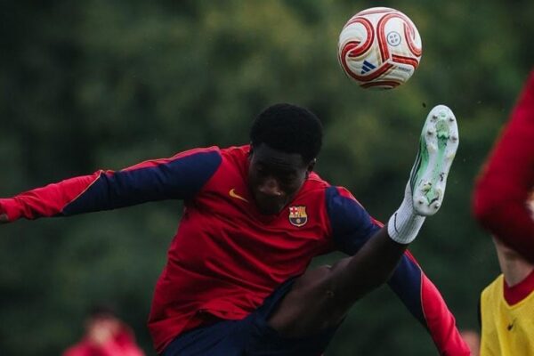 Ebrima Tunkara à l’entraînement avec l’équipe première du Barça à la Ciutat Esportiva.