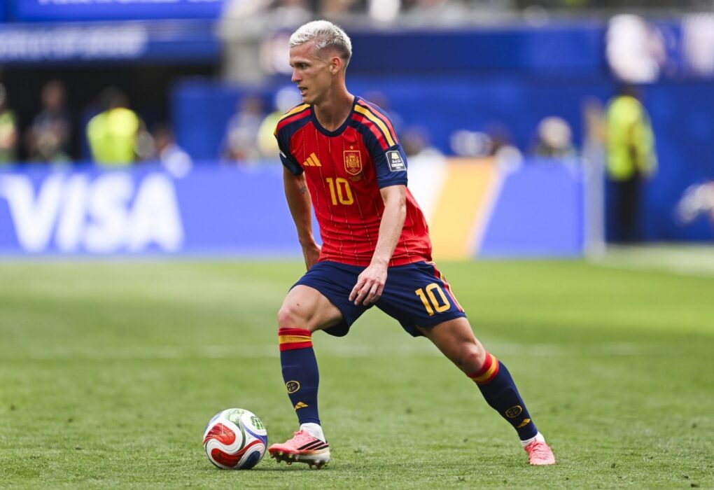 Dani Olmo, milieu du Barça, sous le maillot de la sélection espagnole.