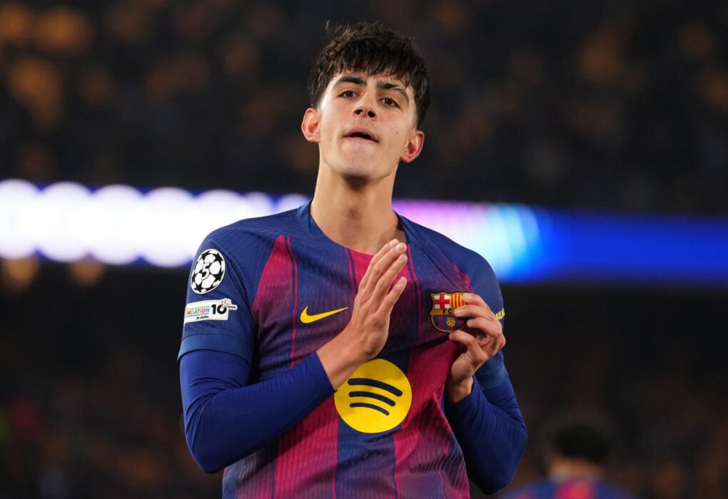 Marc Bernal sur le terrain avec le maillot du Barça.