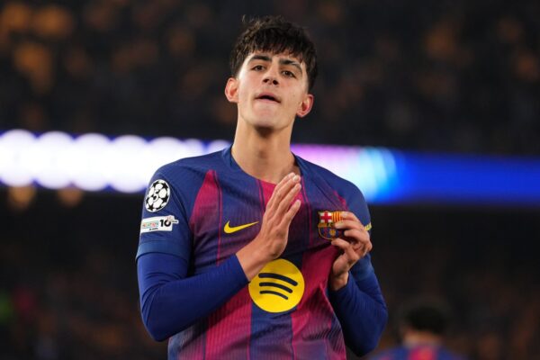 Marc Bernal sur le terrain avec le maillot du Barça.