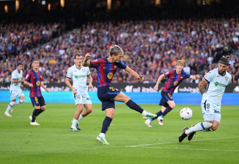 Dani Olmo avec le maillot du Barça.