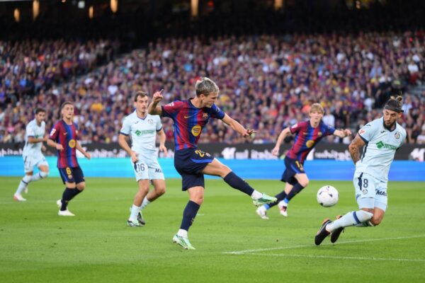 Dani Olmo avec le maillot du Barça.