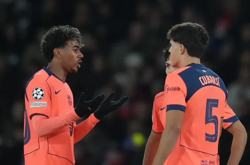 Pau Cubarsí, défenseur du Barça, sur un terrain de football.