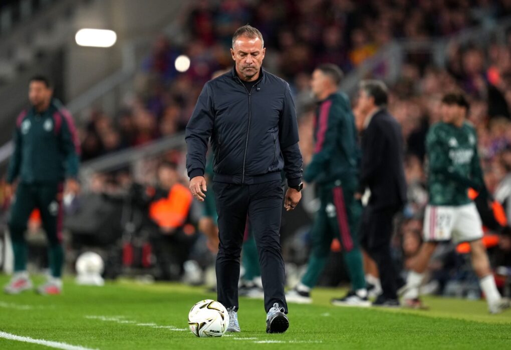 Hansi Flick, entraîneur du Barça, au bord du terrain.