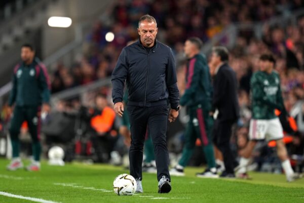 Hansi Flick, entraîneur du Barça, au bord du terrain.