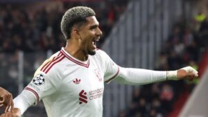 Ronald Araújo sous le maillot de Liverpool, où il est prêté par le Barça.