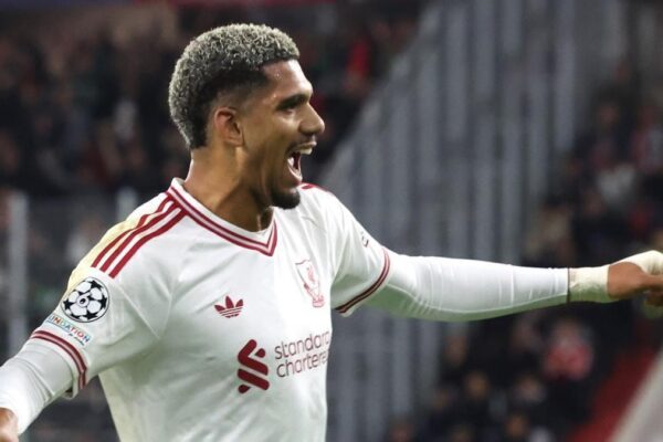 Ronald Araújo sous le maillot de Liverpool, où il est prêté par le Barça.
