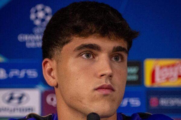 Pau Cubarsí, joueur du FC Barcelone salué pour son talent et sa simplicité.