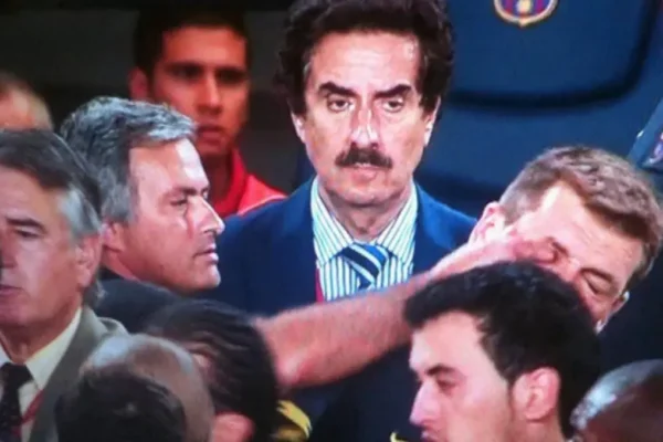 José Mourinho sur le bord du terrain lors d'une rencontre contre le Barça.