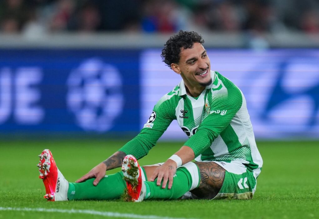 Antony, ailier brésilien du Betis, sur un terrain de football.