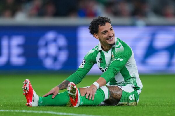 Antony, ailier brésilien du Betis, sur un terrain de football.