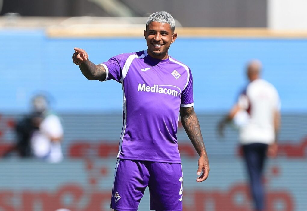 Dodô, latéral brésilien de la Fiorentina, sur un terrain de football.