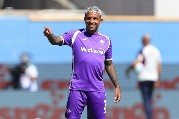 Dodô, latéral brésilien de la Fiorentina, sur un terrain de football.