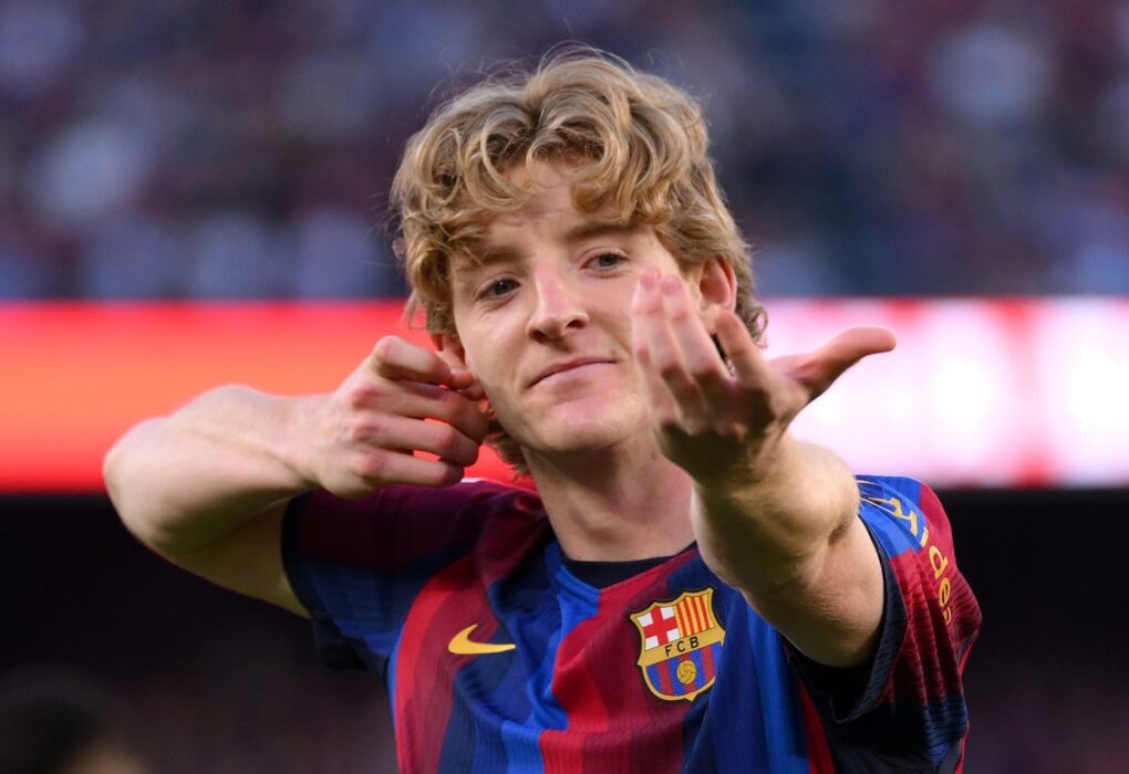 Anthony Gordon sous le maillot du Barça.