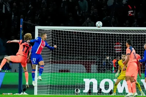 Les joueurs de la défense du Barça regroupés sur le terrain.