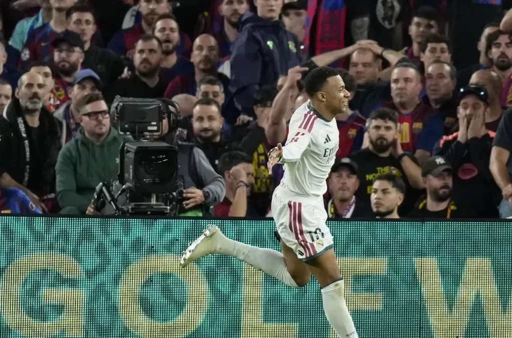 Les joueurs du Barça et du Real Madrid lors du Clásico au Spotify Camp Nou.