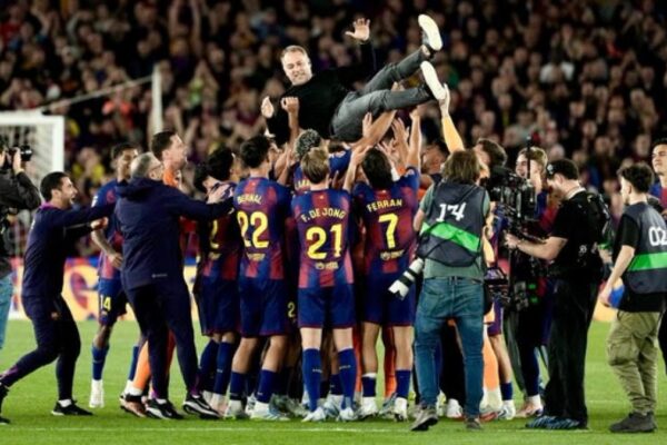Hansi Flick, entraîneur du Barça, lors d’un Clásico face au Real Madrid.