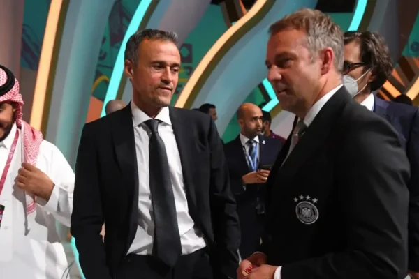 Hansi Flick, entraîneur du Barça, qui retrouvera le PSG de Luis Enrique au Parc des Princes.