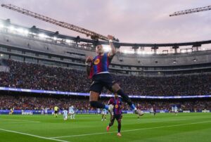 Vue du Camp Nou en rénovation, au cœur du projet de modernisation du stade du Barça.
