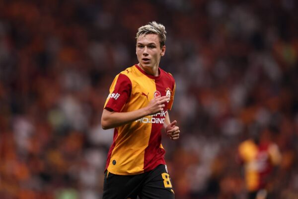 Aleksey Batrakov, milieu de terrain de Galatasaray qui suscite l'intérêt du Barça.