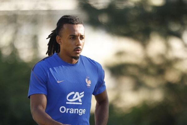 Jules Koundé sous les couleurs du FC Barcelone.