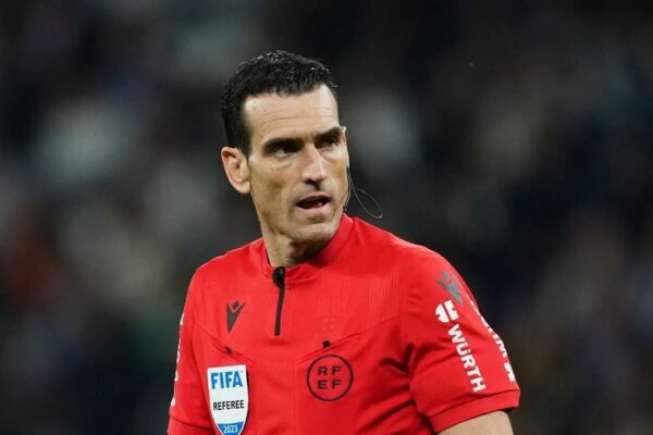 Juan Martínez Munuera, arbitre pressenti pour le clásico entre le Barça et le Real Madrid.