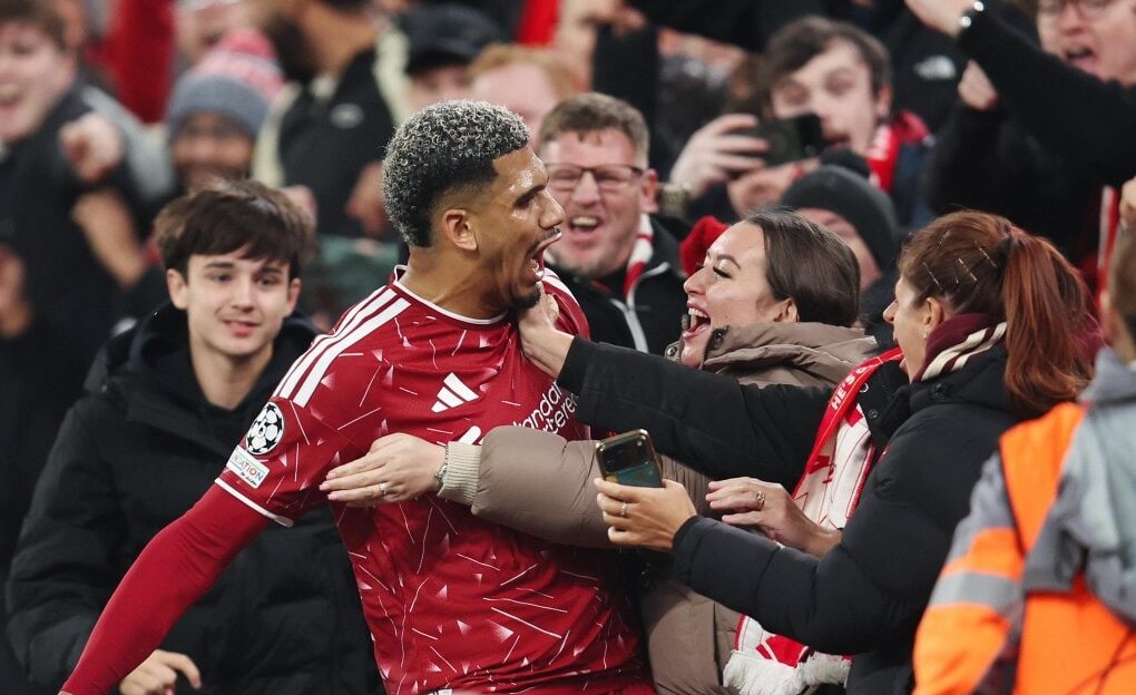 Ronald Araújo lors du match de Ligue des Champions entre Liverpool et Villarreal à Anfield.