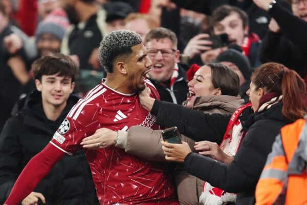 Ronald Araújo lors du match de Ligue des Champions entre Liverpool et Villarreal à Anfield.