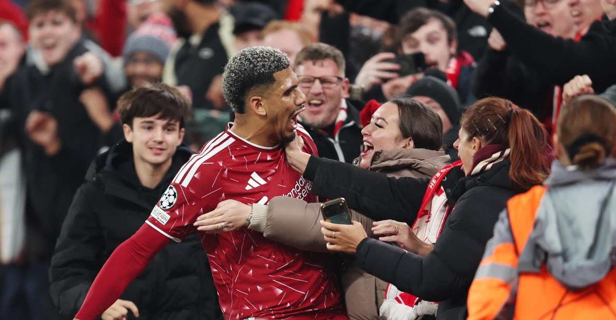 Ronald Araújo lors du match de Ligue des Champions entre Liverpool et Villarreal à Anfield.
