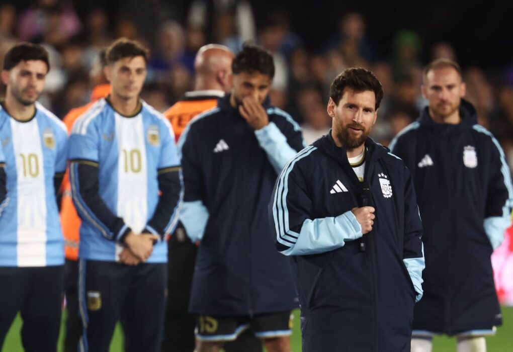 Lionel Messi s’adresse aux supporters argentins au Monumental lors de ses adieux à la sélection.