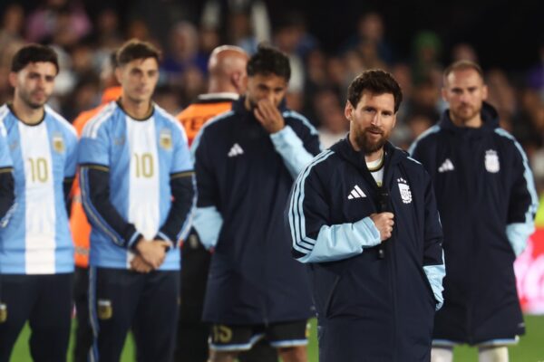 Lionel Messi s’adresse aux supporters argentins au Monumental lors de ses adieux à la sélection.