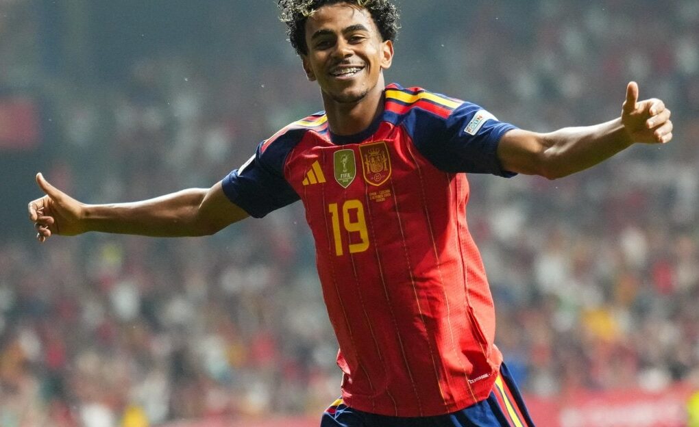Lamine Yamal sous le maillot de l'Espagne lors du match face à la Tchéquie.