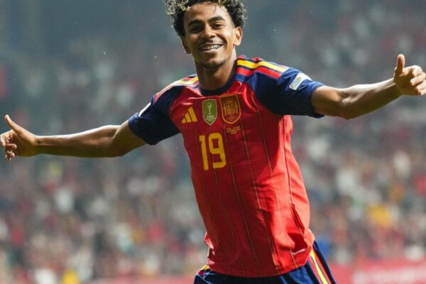 Lamine Yamal sous le maillot de l'Espagne lors du match face à la Tchéquie.