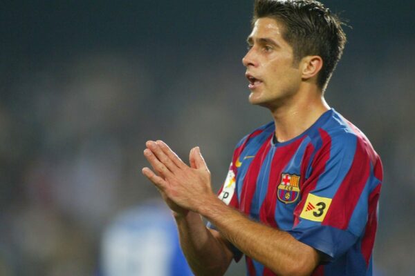 Sylvinho sous le maillot du Barça, où il a joué sous les ordres de Pep Guardiola.