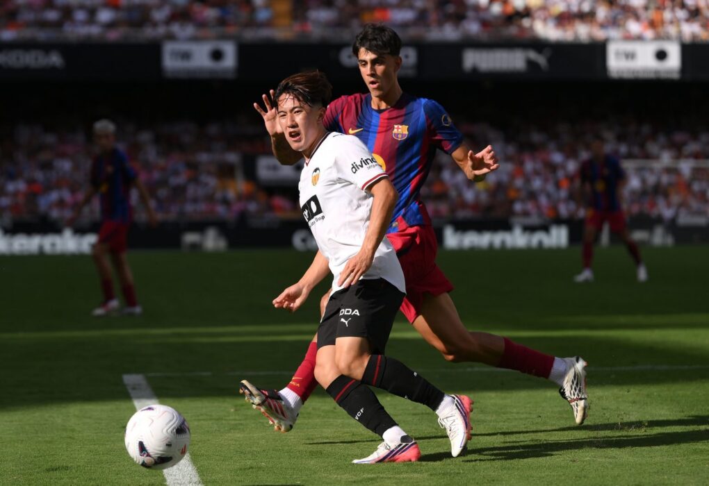 Marc Bernal sous le maillot du Barça.