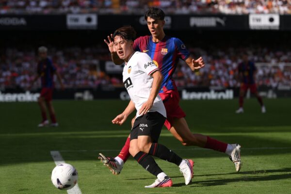 Marc Bernal sous le maillot du Barça.