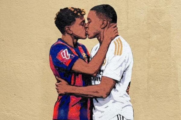 Fresque de TvBoy représentant Lamine Yamal et Kylian Mbappé enlacés, avec un ballon doré à leurs pieds.