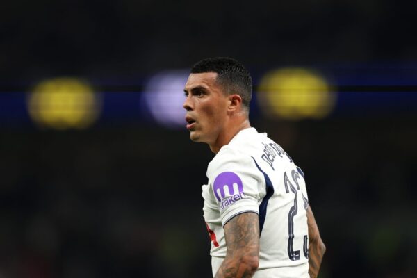 Pedro Porro sous le maillot de Tottenham lors d'un match.
